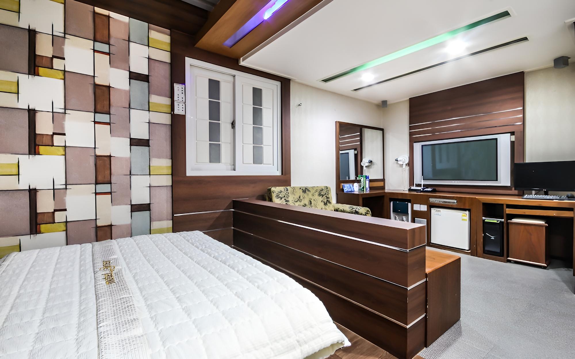 Room (Deluxe room-bath (inquire at the fron)