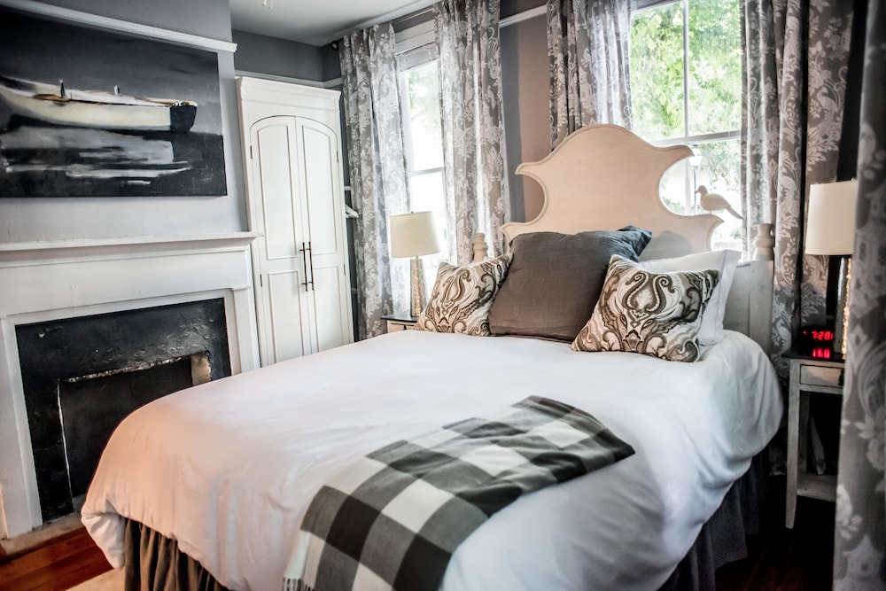 Comfort Studio, 1 Queen Bed (32 A)