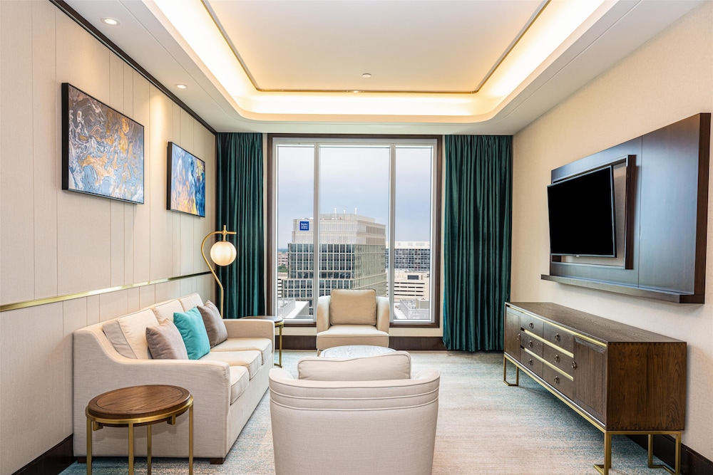 Suite, 1 King Bed, Accessible, Corner (Bathtub) - Photo 5