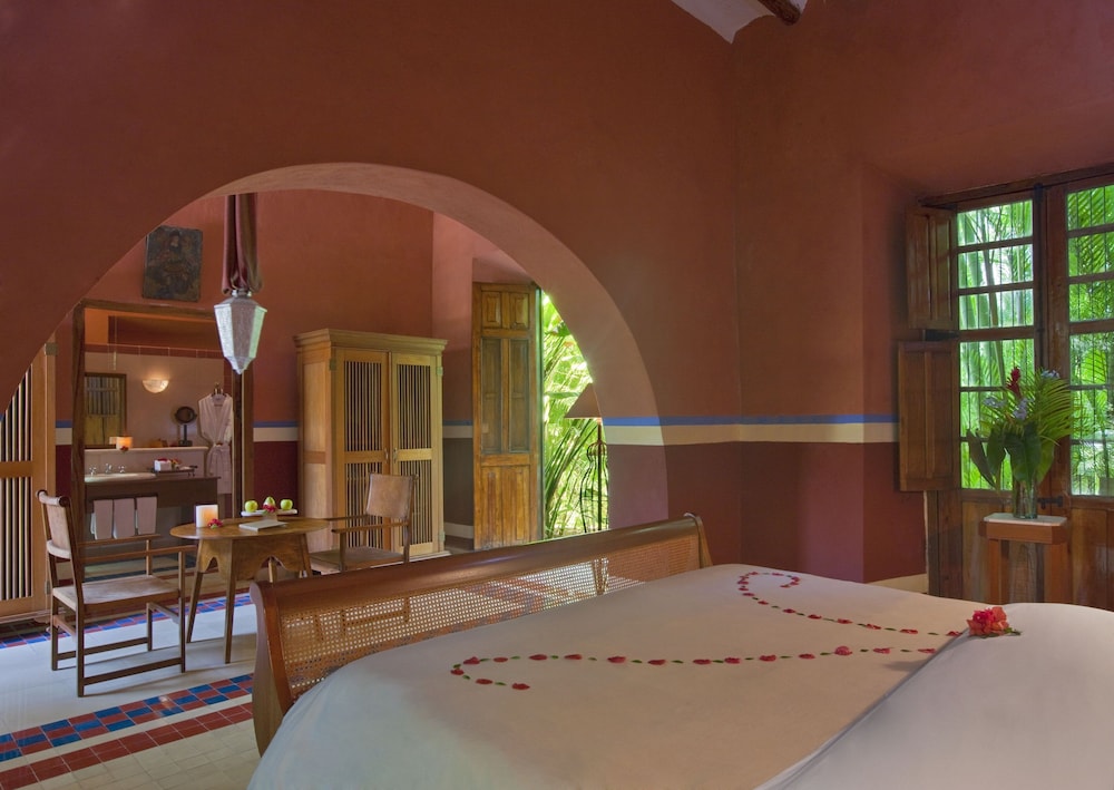 Suite, 1 King Bed - Photo 2