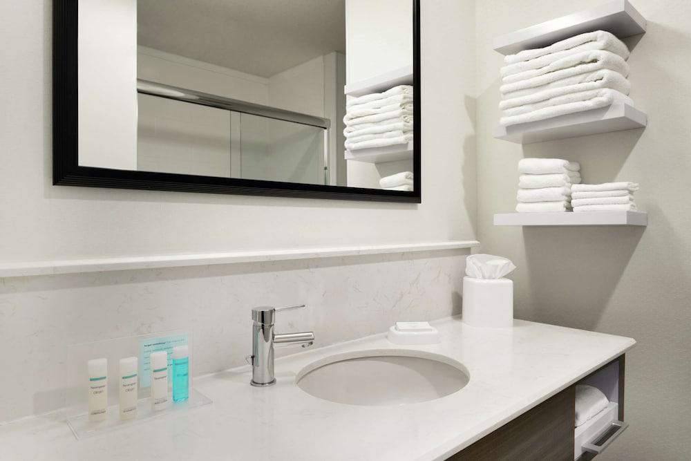Room, 1 King Bed, Accessible, Bathtub photo 3