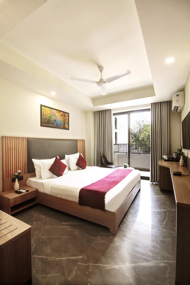 Superior Room with Balcony - Photo 6