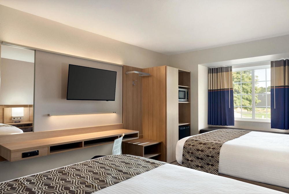 Standard Room, 2 Queen Beds - Photo 1