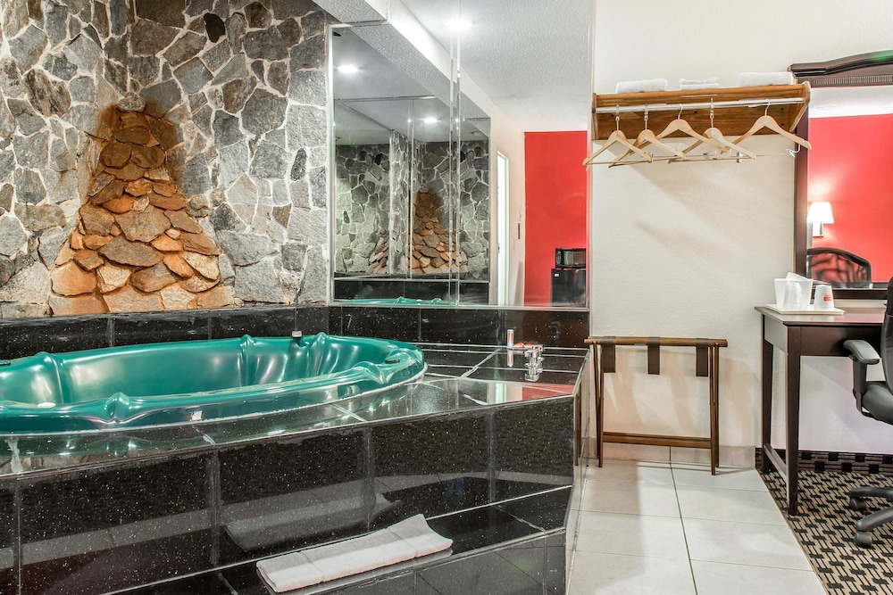 Standard Room, 1 King Bed, Smoking, Jetted Tub - Photo 3