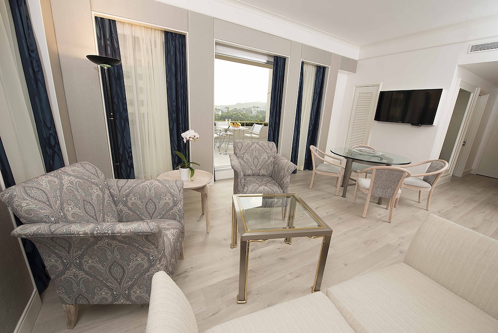 Suite, 1 King Bed - Photo 2