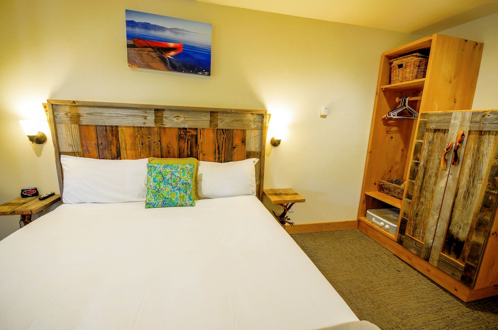 Deluxe Room, 1 King Bed, Refrigerator & Microwave photo 2