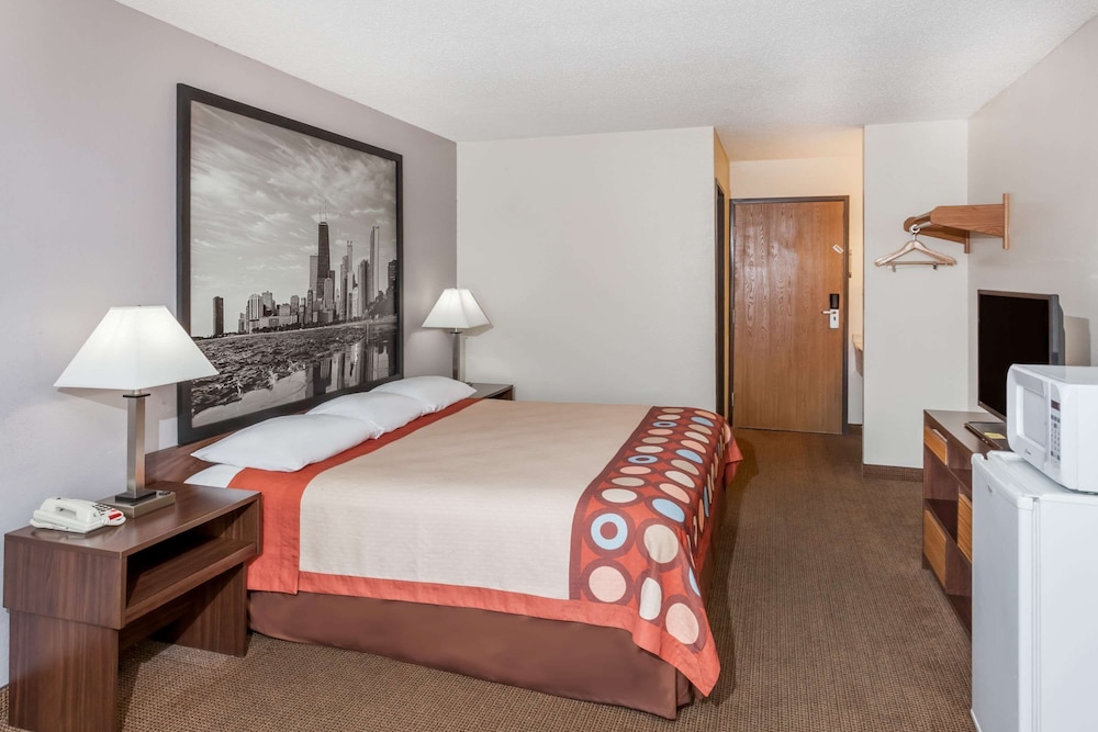Room, 1 King Bed, Microwave - Photo 1