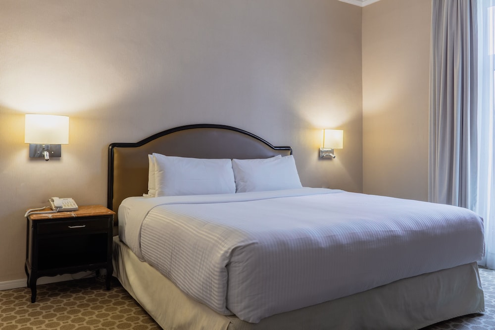 Superior Room, 1 King Bed photo 3