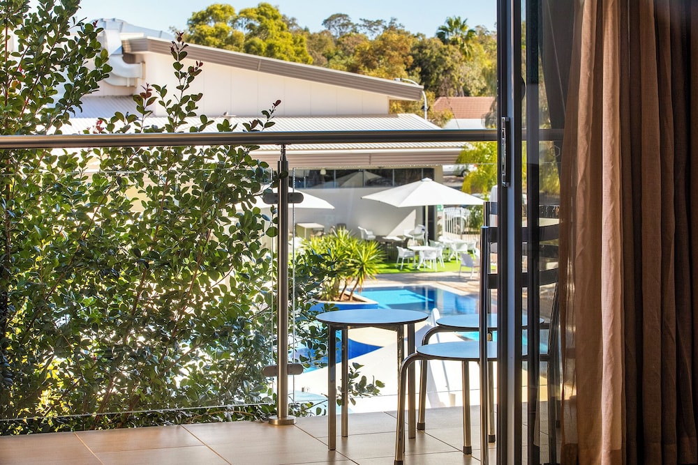 Suite, Multiple Beds, Pool View thumbnail 5