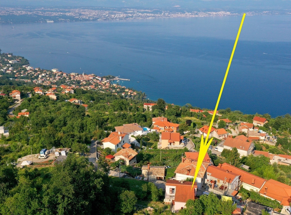 House (Sunny Holiday Home with Terrace)