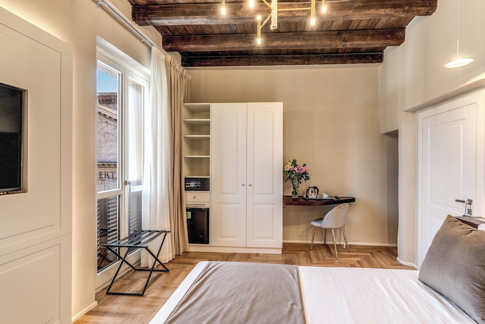 Double room with Pantheon view on the fourth floor in the separate building photo 2