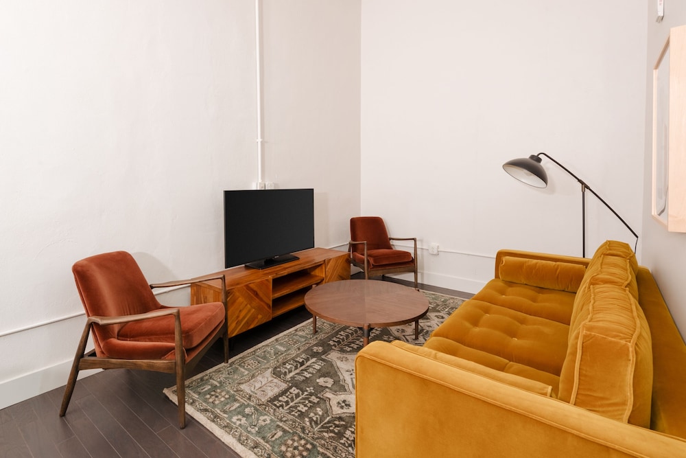 Superior Apartment, 4 Bedrooms, No Windows