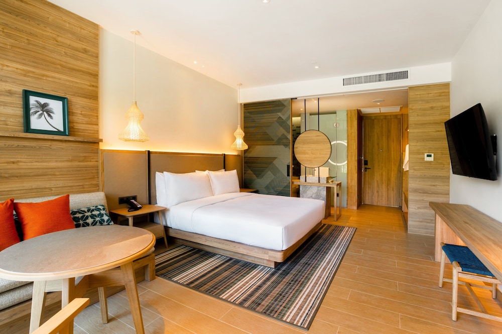 Standard Room, 1 King Bed, Balcony - Photo 1