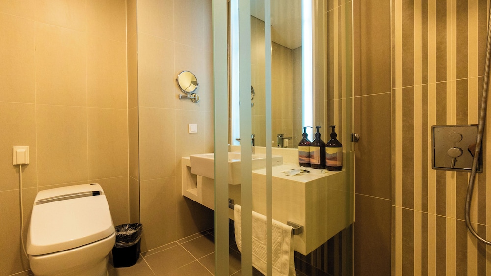 Standard King Room, Non-Smoking - Photo 9