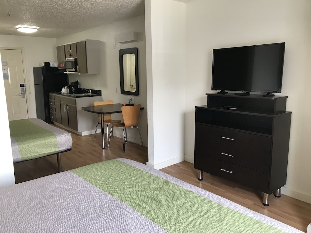 Deluxe Suite, 2 Queen Beds, Smoking, Kitchenette photo 2