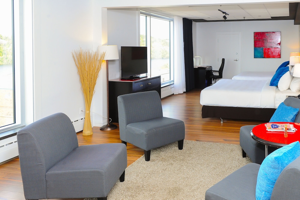 Family Room, Multiple Beds, City View - Photo 3