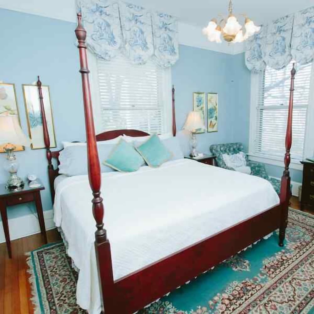 Room, 1 King Bed, Fireplace (Chestnut Hill Room)