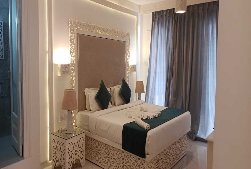 Presidential Queen Suite Room with Corridor Sea View