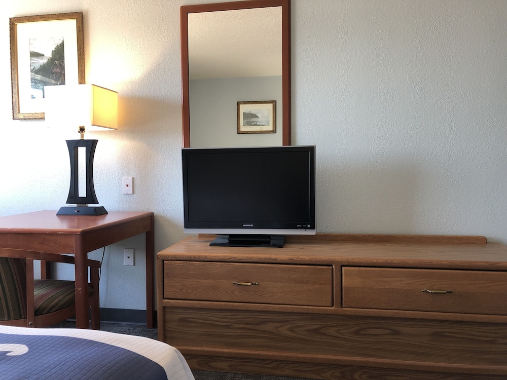 Standard Room, 2 Queen Beds - Photo 9