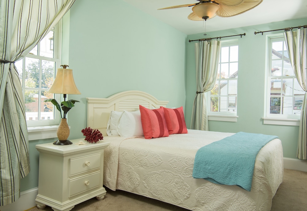 Standard Suite, 1 King Bed, Refrigerator, Bay View photo 3