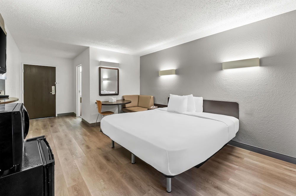 Standard Room, 1 King Bed, Non Smoking, Kitchenette photo 3