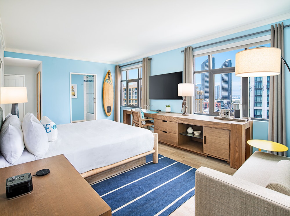 Deluxe Room, 1 King Bed, Corner - Photo 2