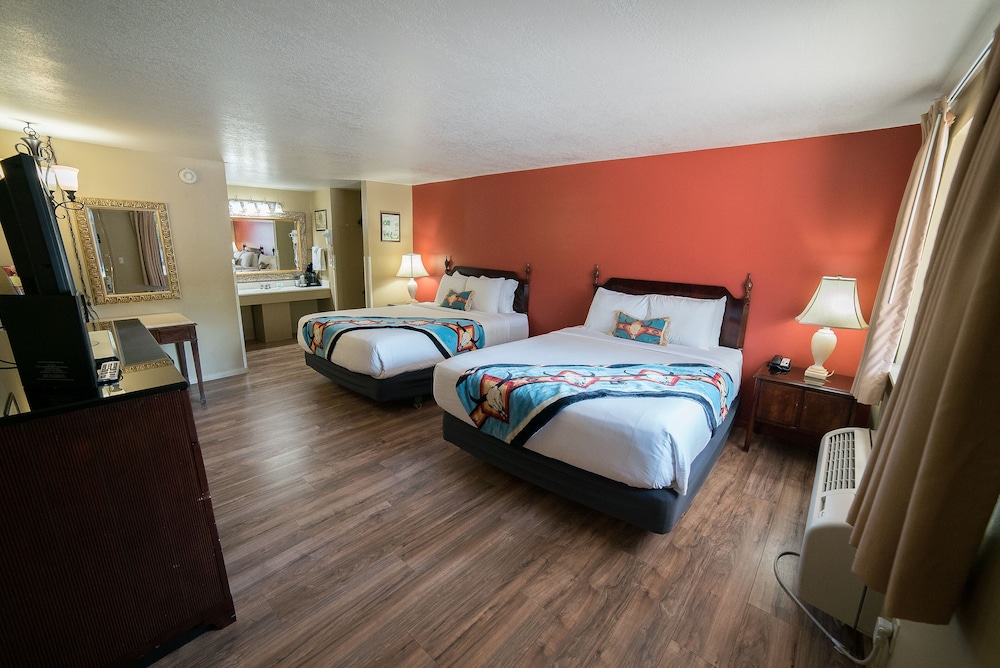 Standard Suite, Multiple Beds photo 2