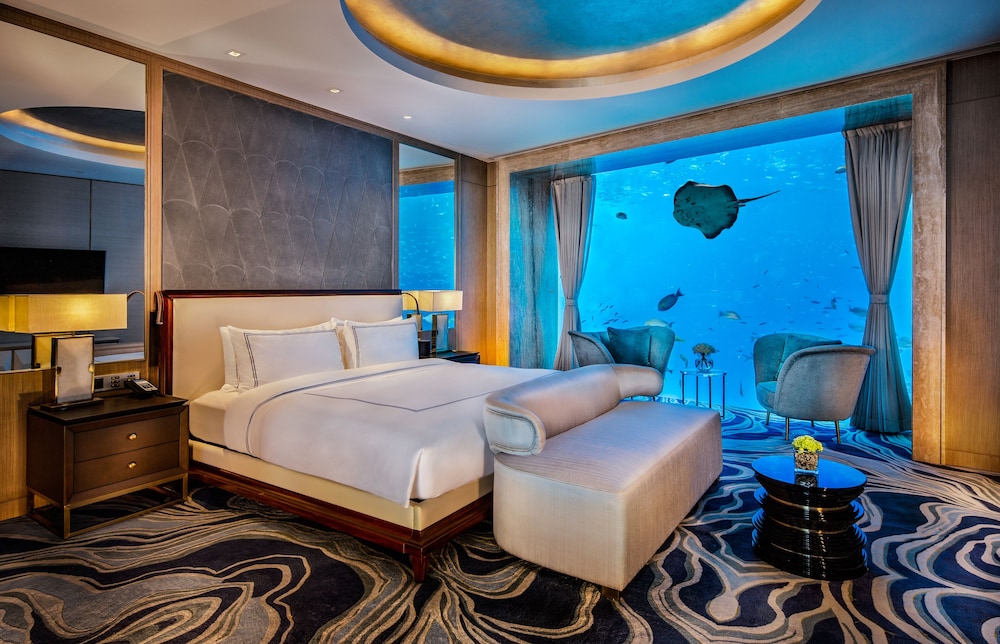 Suite (Neptune Underwater)