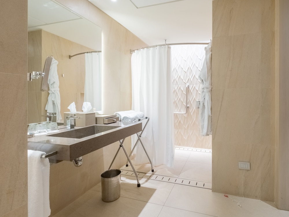 Deluxe Room, 1 King Bed, Accessible - Photo 2