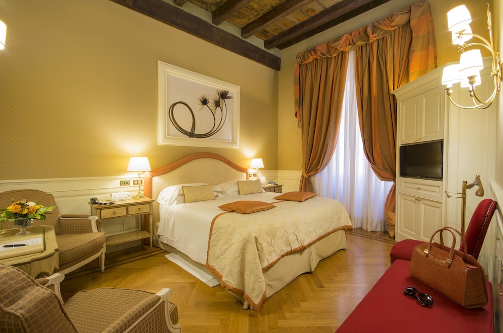 Deluxe Suite, 2 Bedrooms, Smoking - Photo 1