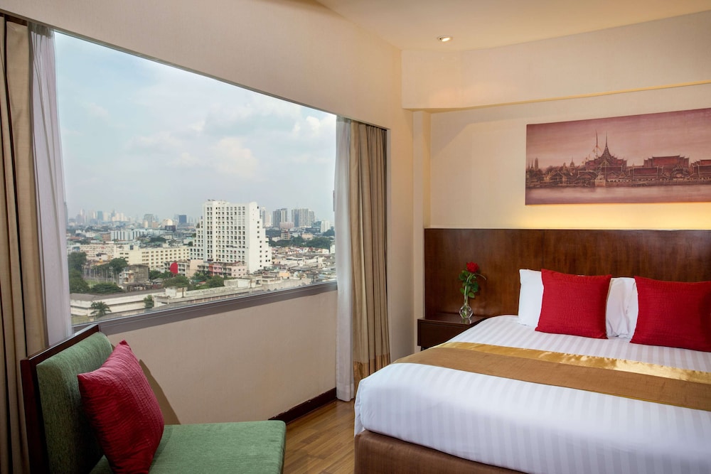 Suite, 1 King Bed, City View (Plaza)
