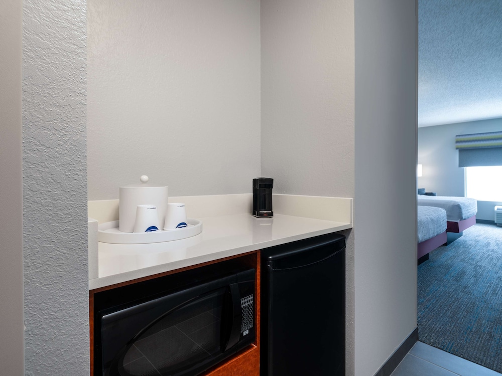 Room, 2 Queen Beds, Refrigerator & Microwave - Photo 2