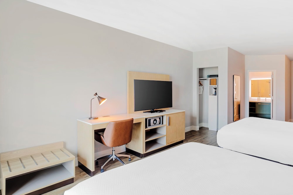 Room, 2 Queen Beds, Accessible (Comm, Mobility, Access Tub, W/Daybed) - Photo 4
