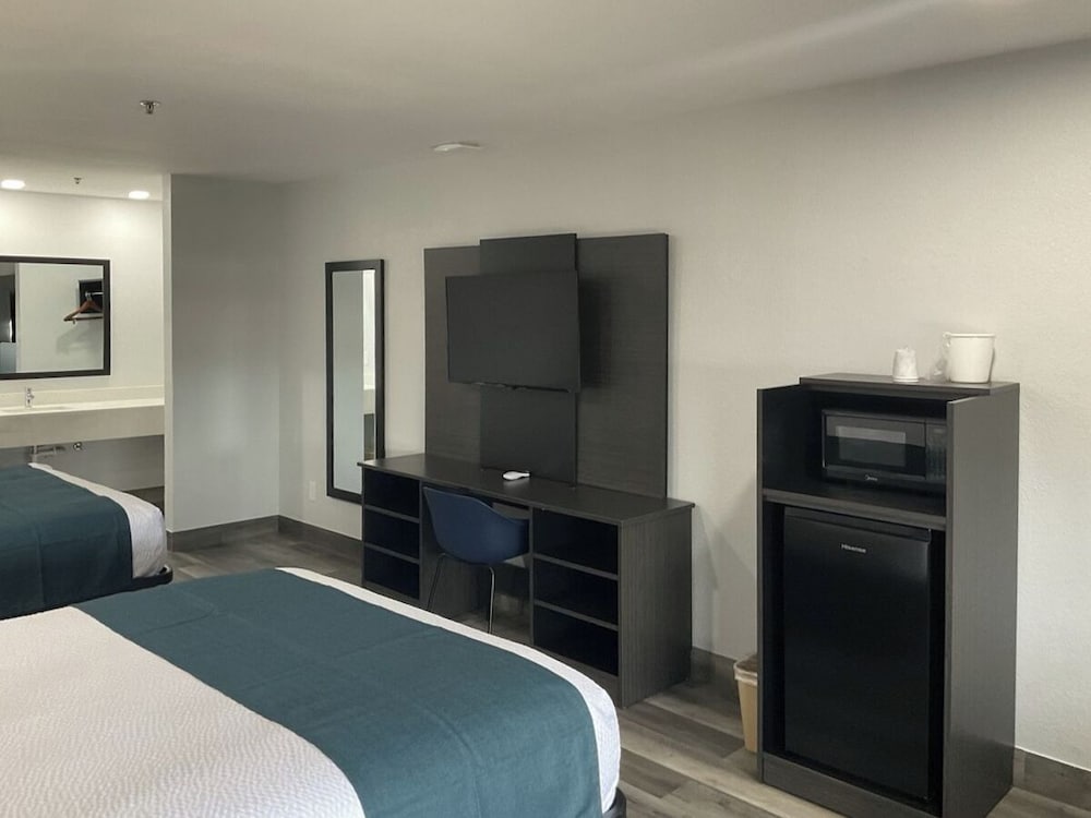 Standard Suite, 2 Queen Beds, Non Smoking, Refrigerator & Microwave - Photo 3