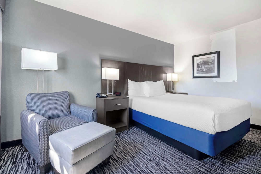 Standard Room, 1 Queen Bed, Accessible, Bathtub - Photo 5