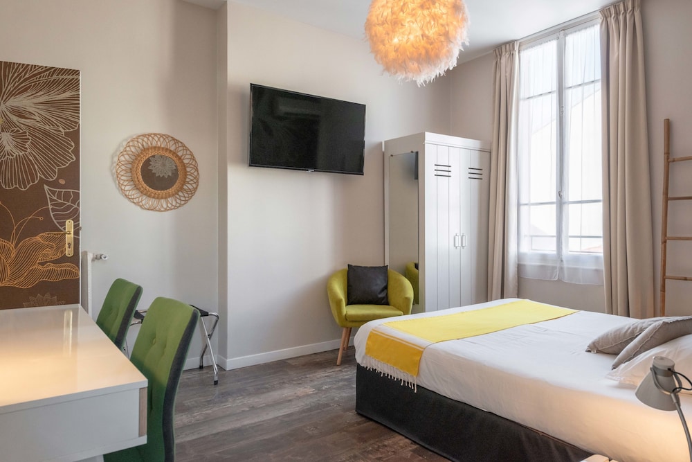 Large double bedroom with bath photo 3
