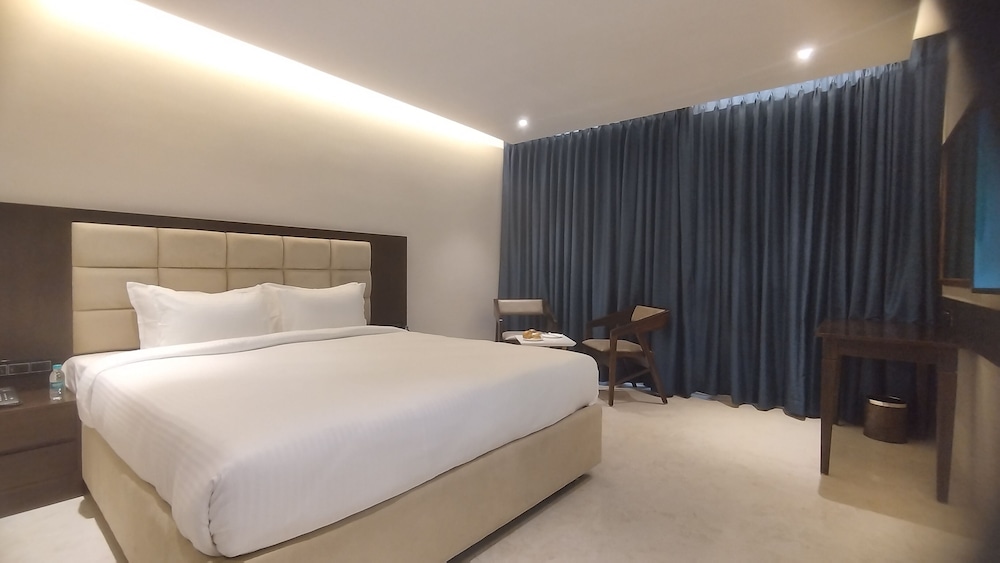 Business Room, 1 King Bed, Non Smoking, City View photo 2