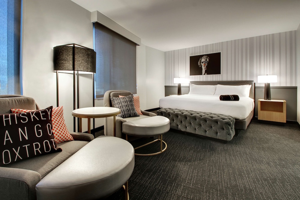 Premium Room, 1 King Bed, Accessible, Bathtub - Photo 2