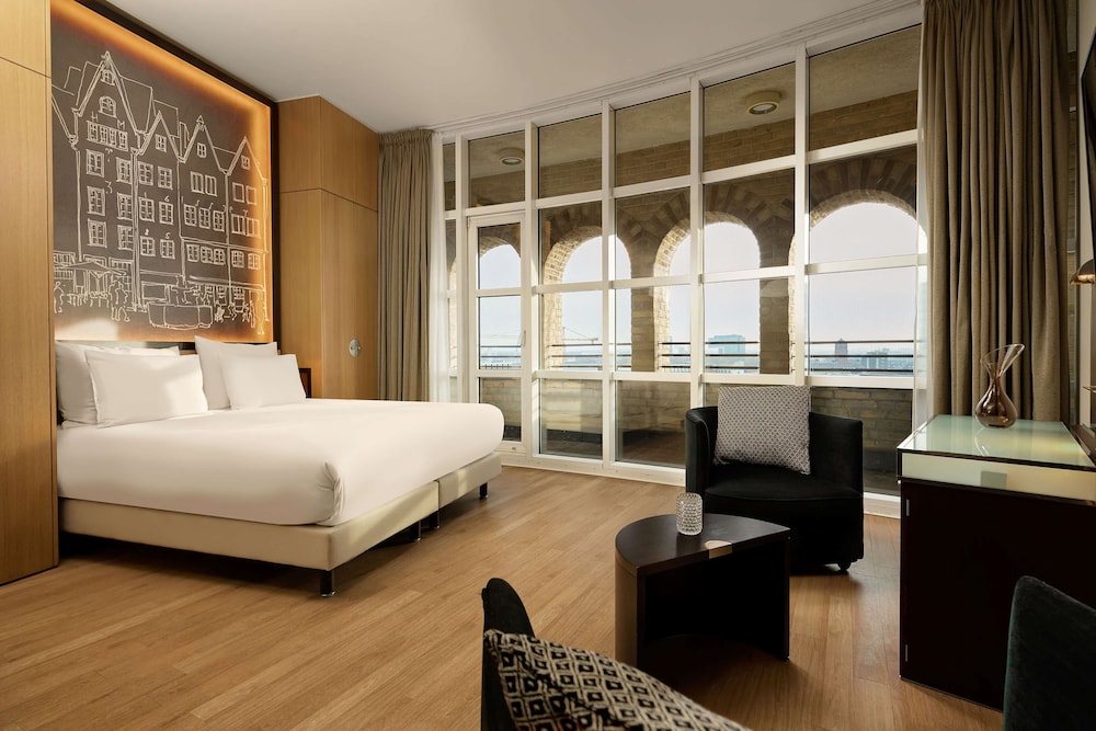 Family Room, 1 King Bed (Deluxe, Connecting Rooms)