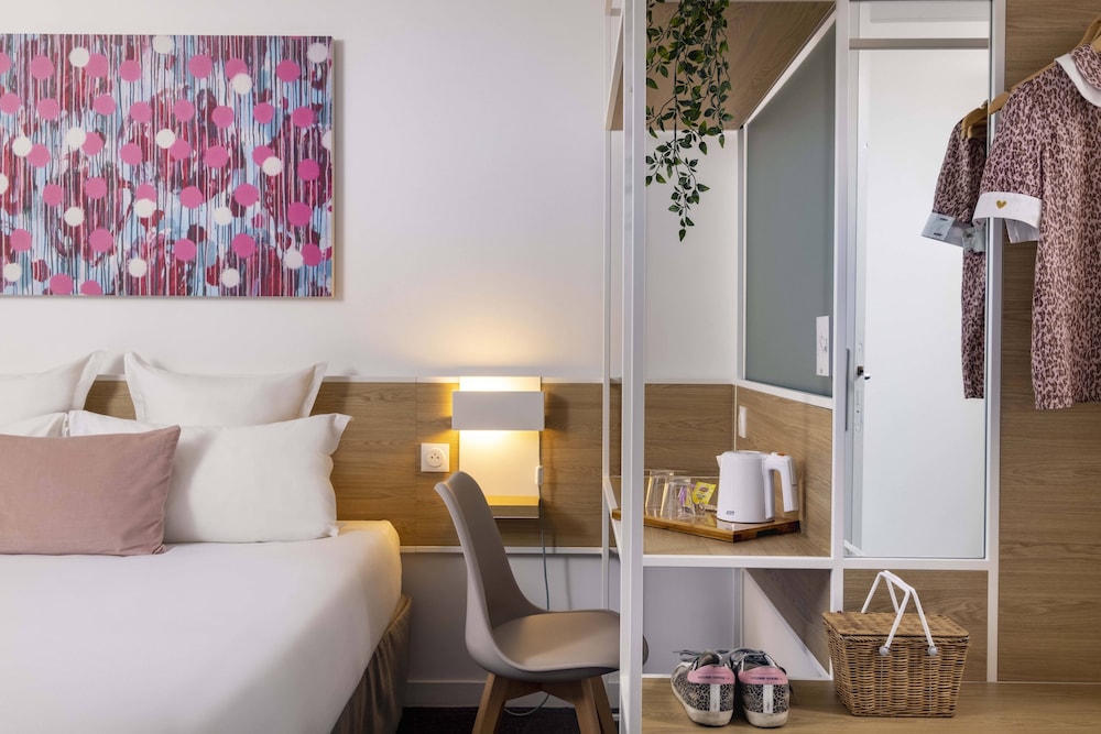 Standard Double Room thumbnail 5