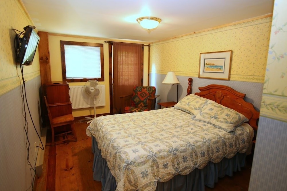 Basic Room, 1 King Bed photo 1
