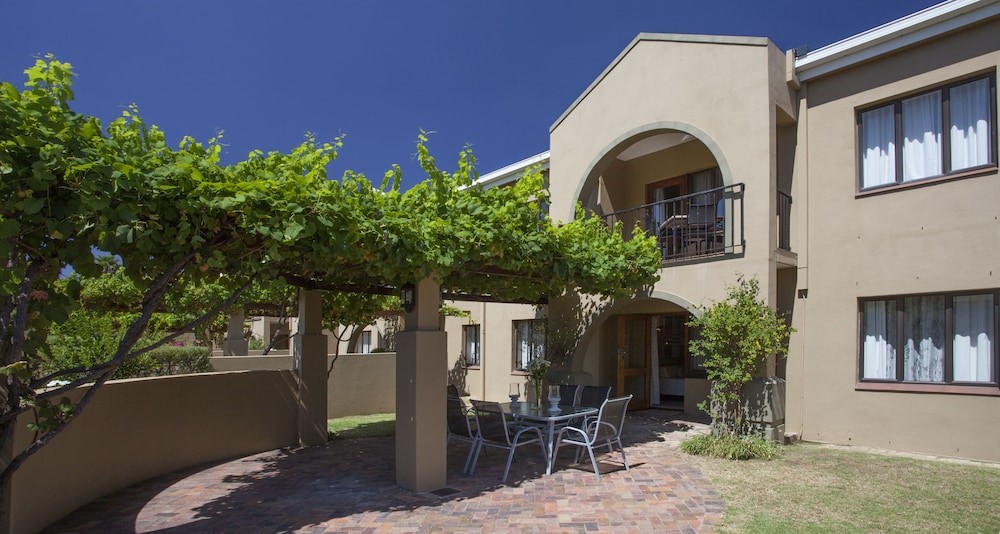 Apartment, 2 Bedrooms, Garden Area photo 3