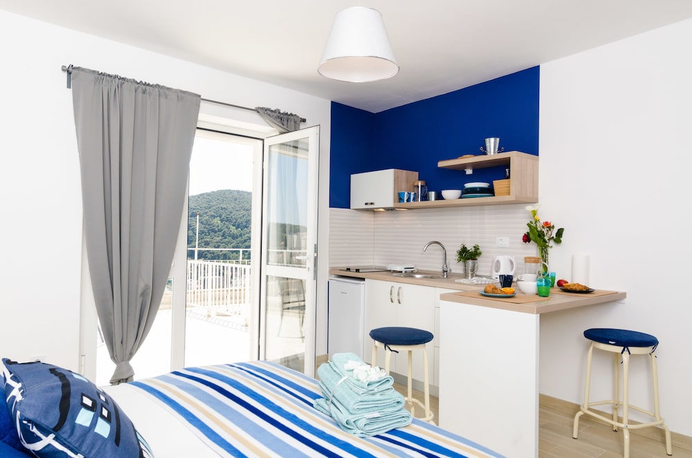 Classic Studio Suite, Terrace, Partial Sea View photo 3