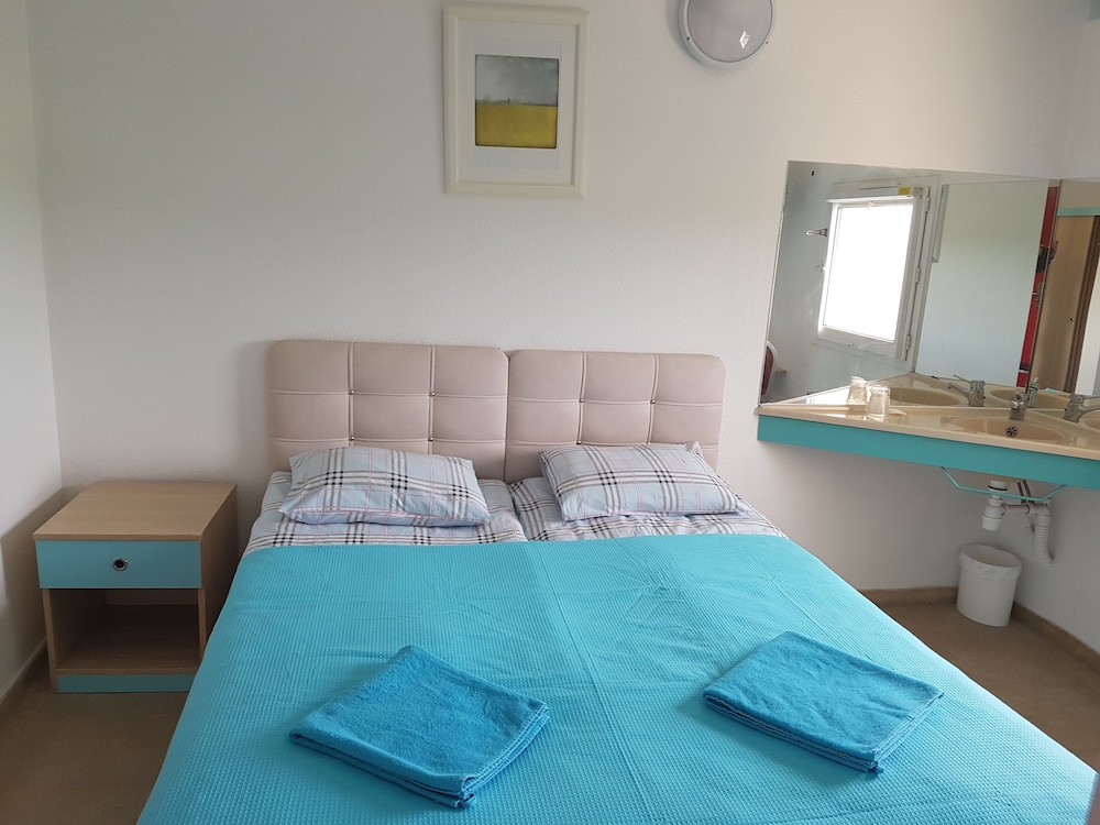 Basic Triple Room, Multiple Beds, Private Bathroom