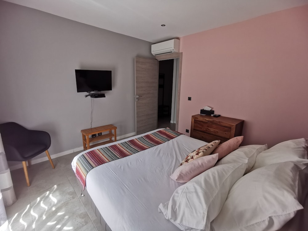 Suite, Private Bathroom, Garden View photo 3