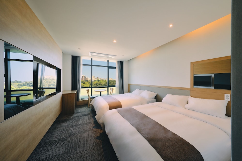 Family Quadruple Room, 2 Double Beds, Accessible, Non Smoking