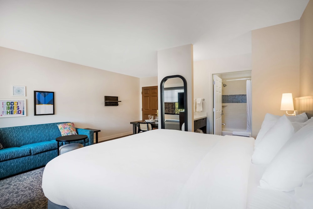 Deluxe Room, 1 King Bed (Studio) photo 2
