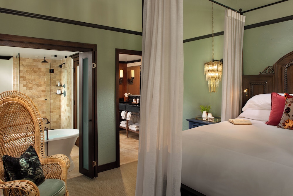 Suite (Island Romance) photo 3