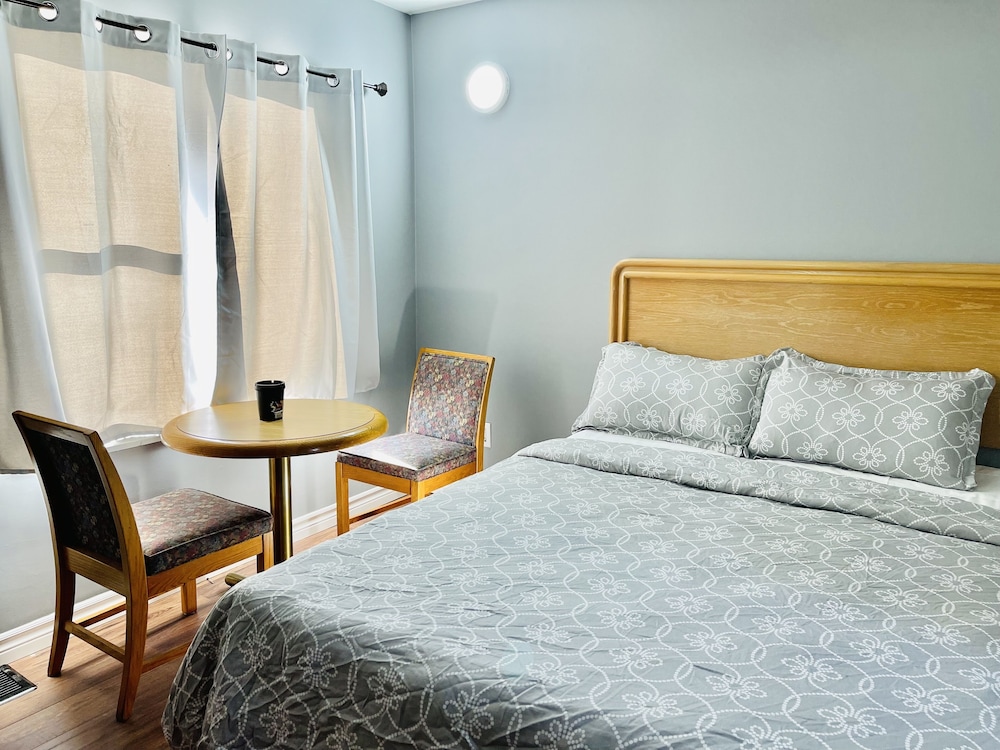 Basic Single Room, 1 Queen Bed