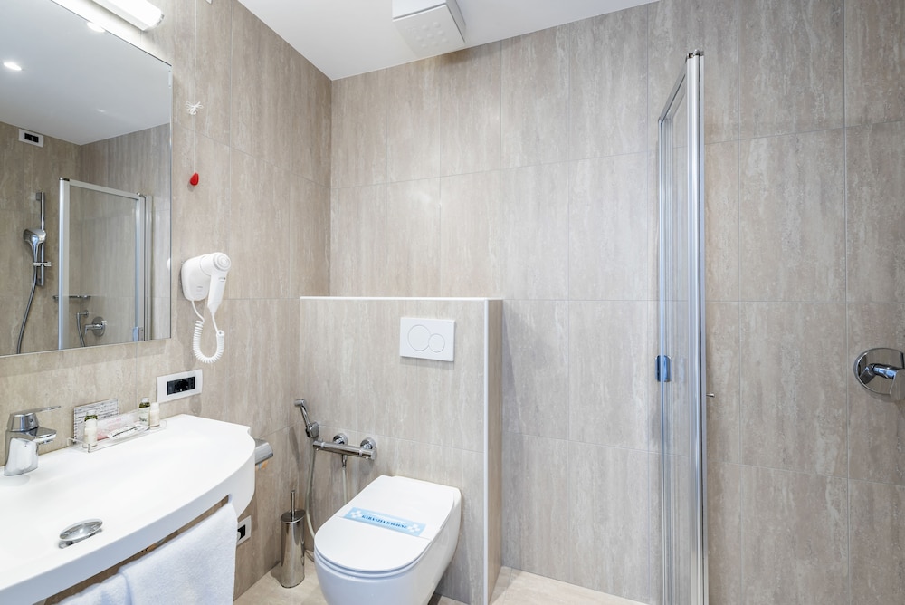Standard Double Room - Photo 9